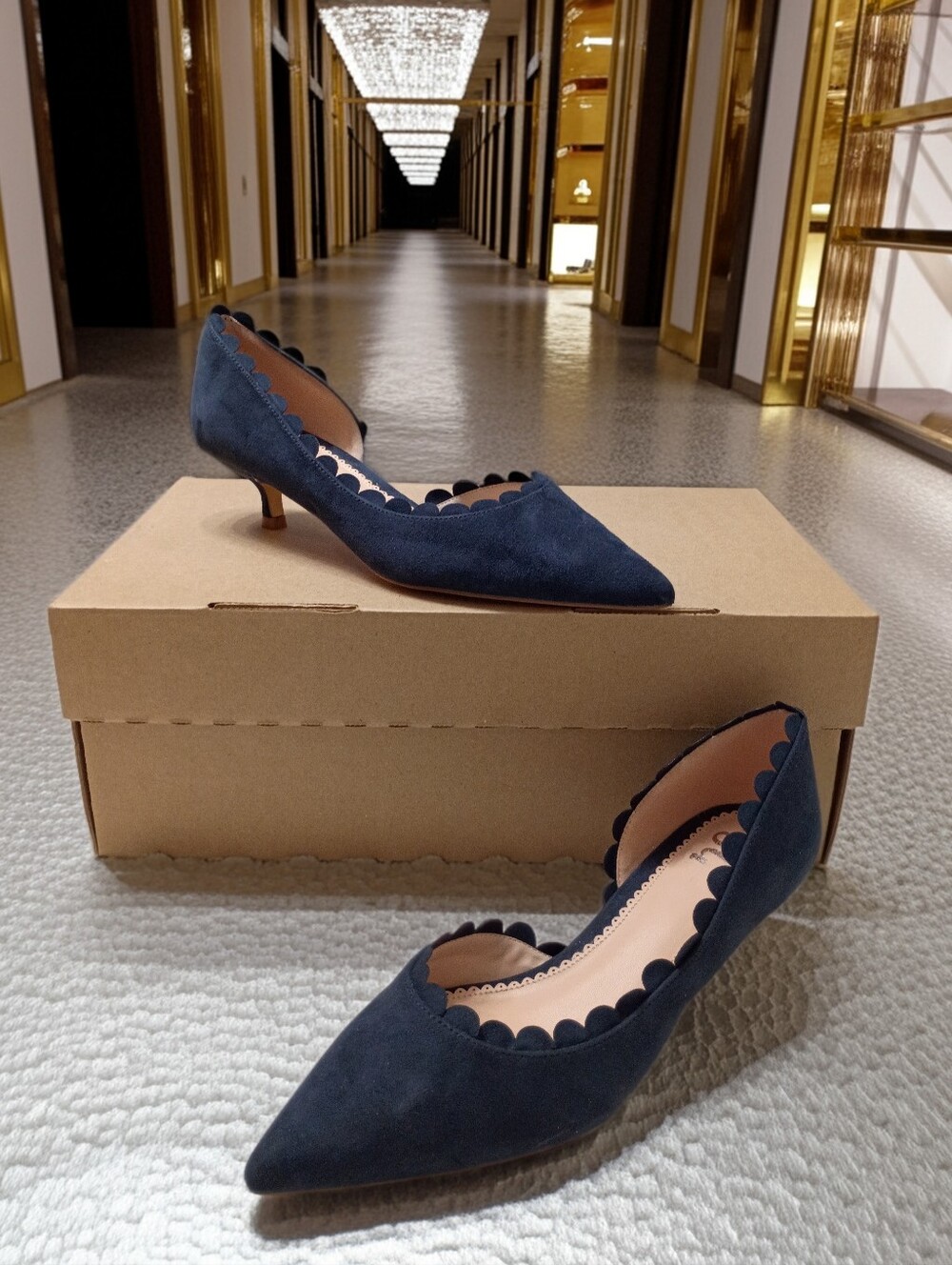New Journee Collection Scalloped Edge Faux Suede Teal Kitten Heel Pumps SZ 6.5
